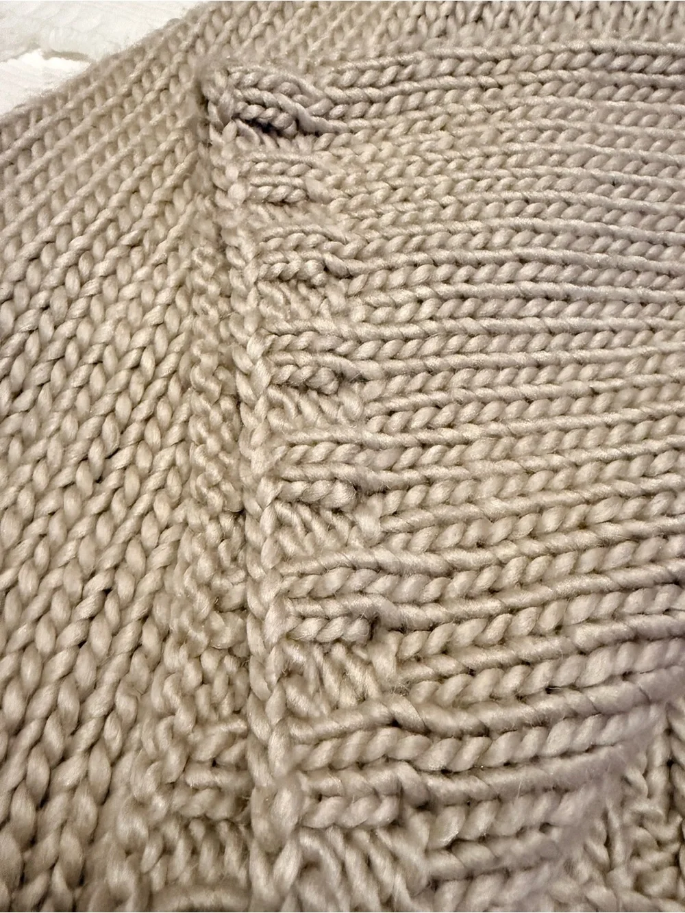 Cozy Chunky Knit Throw Blanket with Tassels - Cream Like New SMOKE FREE HOME